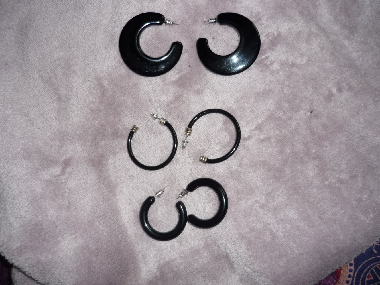 3 Paar schwarze Plastikohrringe