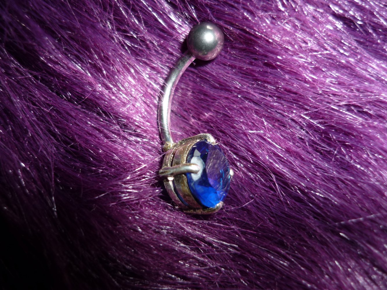 Bbarbell Nabelpiercing mit blauem Stein