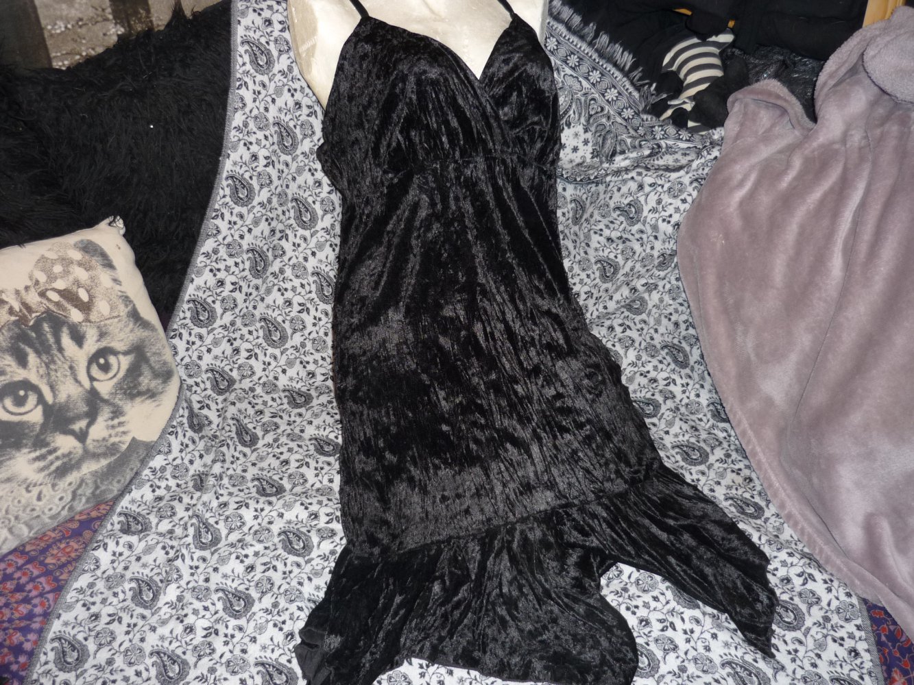 Zipfelliges Mittellanges Samtkleid Gothic WGT Gr. XL ca. 42-44