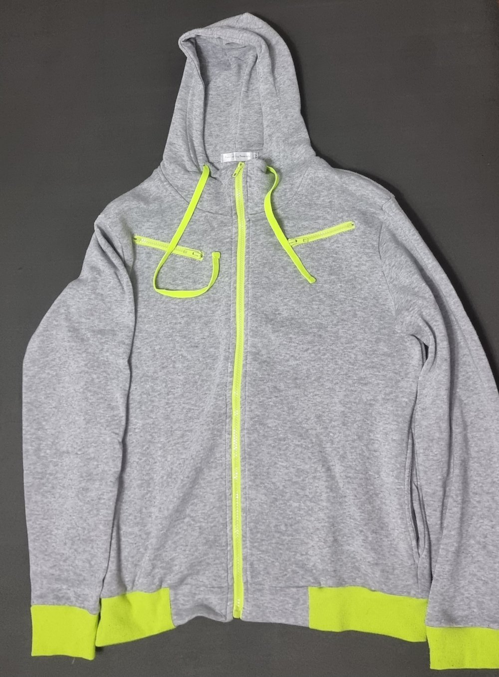 Schöne Zipperjacke Grau Gelb