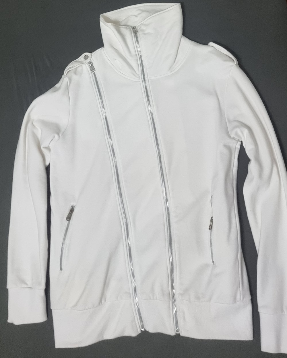 Weiße Jacke mit Reisverschlüssen