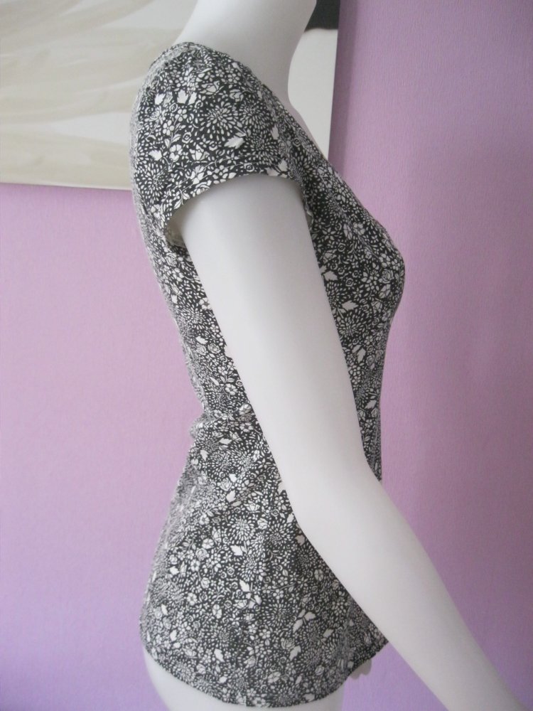 T-Shirt # Blutsschwester # Blumen-Muster # V-Ausschnitt # Schwarz/Weiß # S