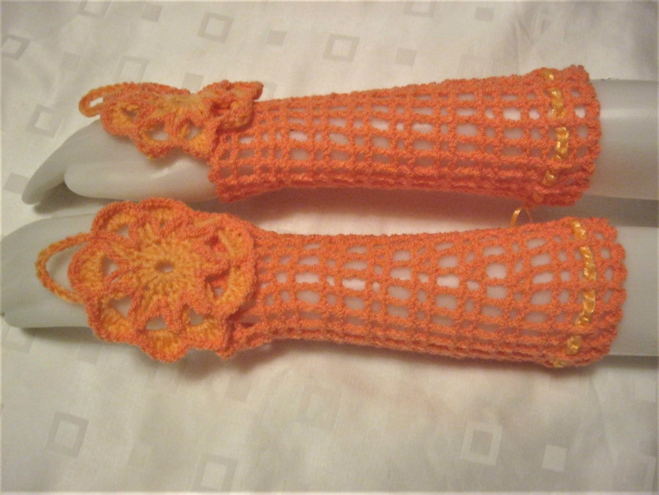 NEU Handstulpen mit Mittelfingerschlaufe Handmade gehäkelt Blume Aprikose