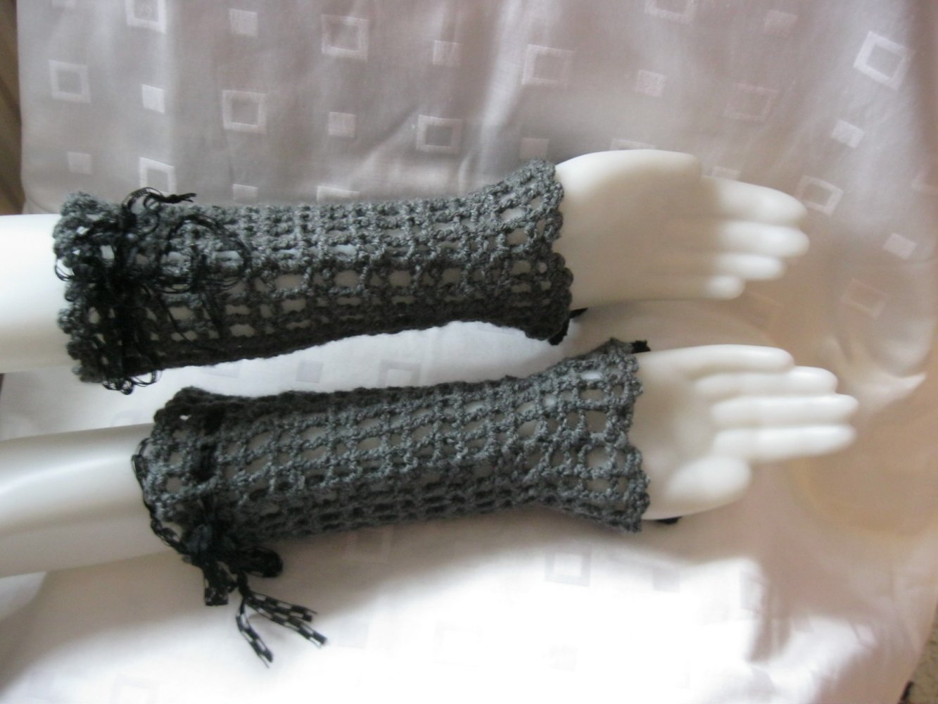 NEU Handstulpen mit Mittelfingerschlaufe Handmade gehäkelt Blume Schwarz/Grau