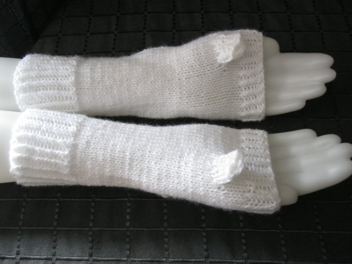 NEU Handstulpen mit Daumen gestrickt Blattmuster weiß Handmade