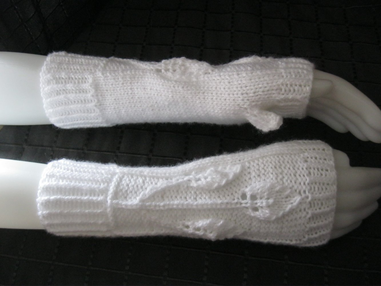 NEU Handstulpen mit Daumen gestrickt Blattmuster weiß Handmade