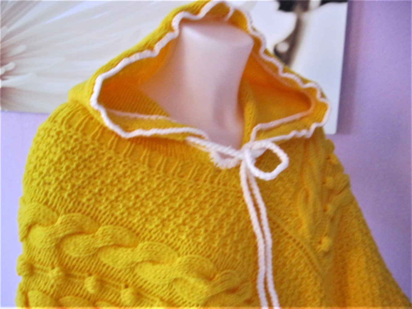 NEU Poncho Kapuze Handmade gestrickt Gelb Einheitsgröße