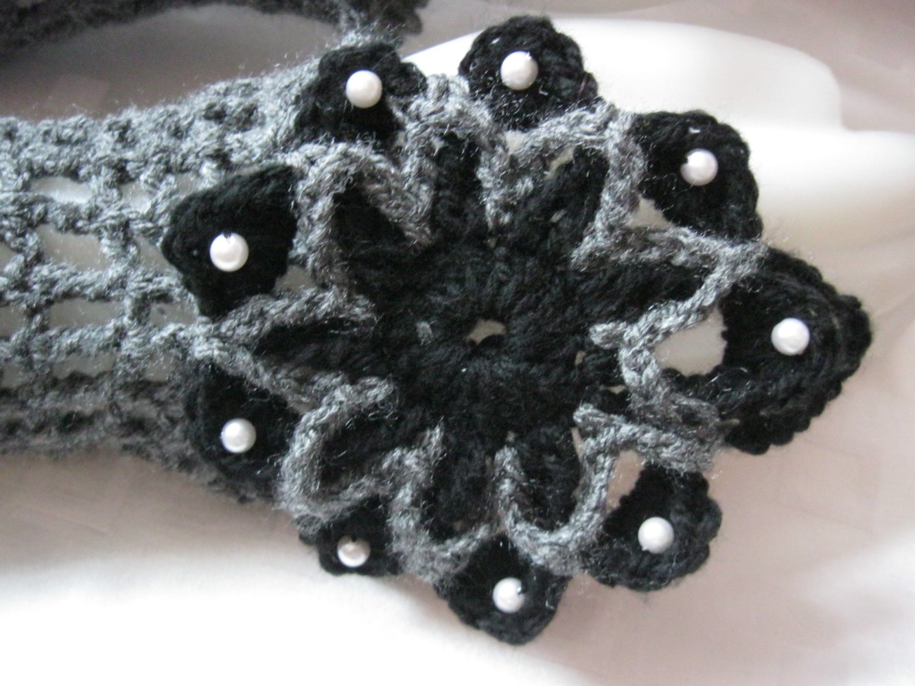 NEU Handstulpen mit Mittelfingerschlaufe Handmade gehäkelt Blume Schwarz/Grau