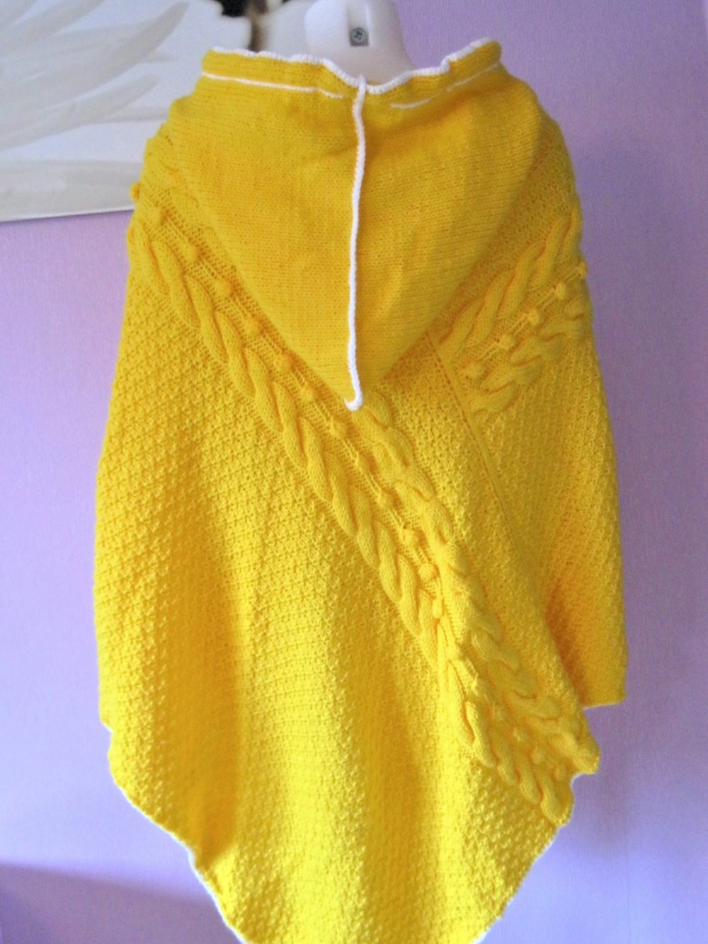 NEU Poncho Kapuze Handmade gestrickt Gelb Einheitsgröße