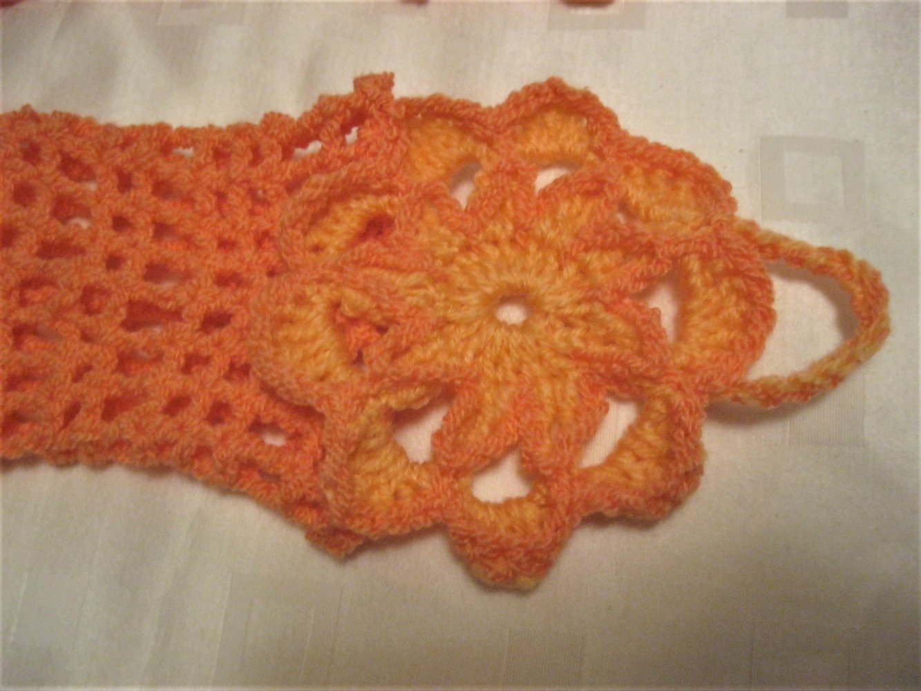 NEU Handstulpen mit Mittelfingerschlaufe Handmade gehäkelt Blume Aprikose