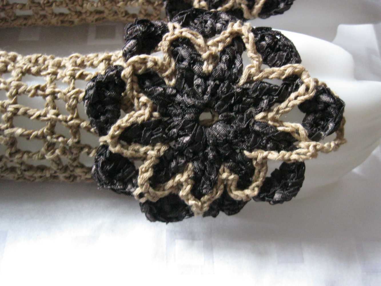 NEU gehäkelt Handstulpen mit Mittelfingerschlaufe Baumwolle Handmade Blume Hellbraun/Dunkelbraun