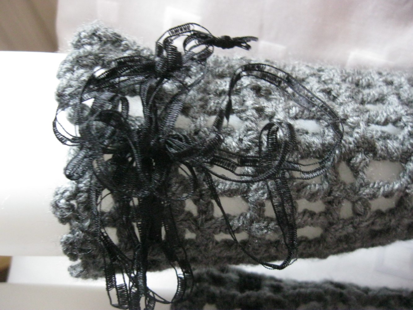 NEU Handstulpen mit Mittelfingerschlaufe Handmade gehäkelt Blume Schwarz/Grau