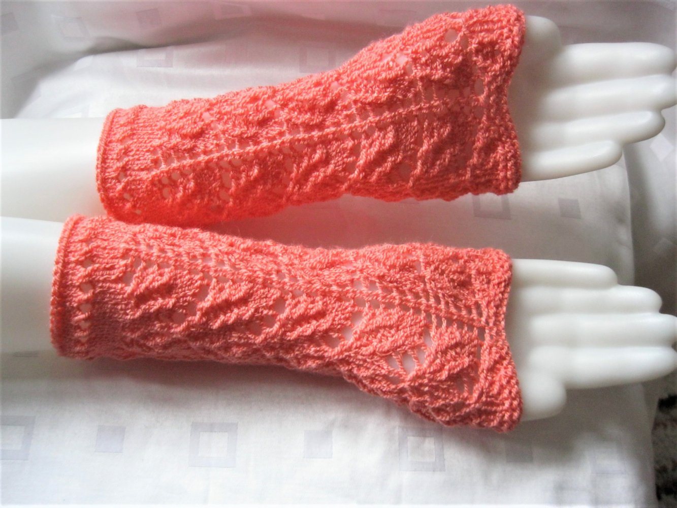 NEU Hand-Stulpen Pulswärmer Blattmuster Handmade Lachsfarben