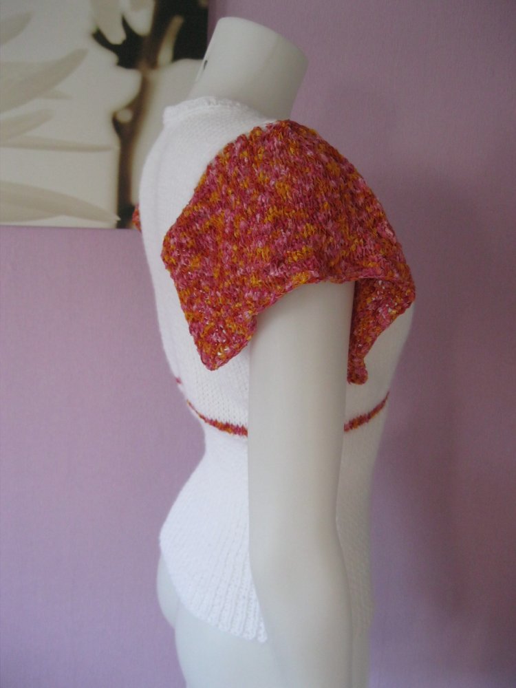 NEU Gestricktes Top Handmade Weiß/bunt Volants S-M