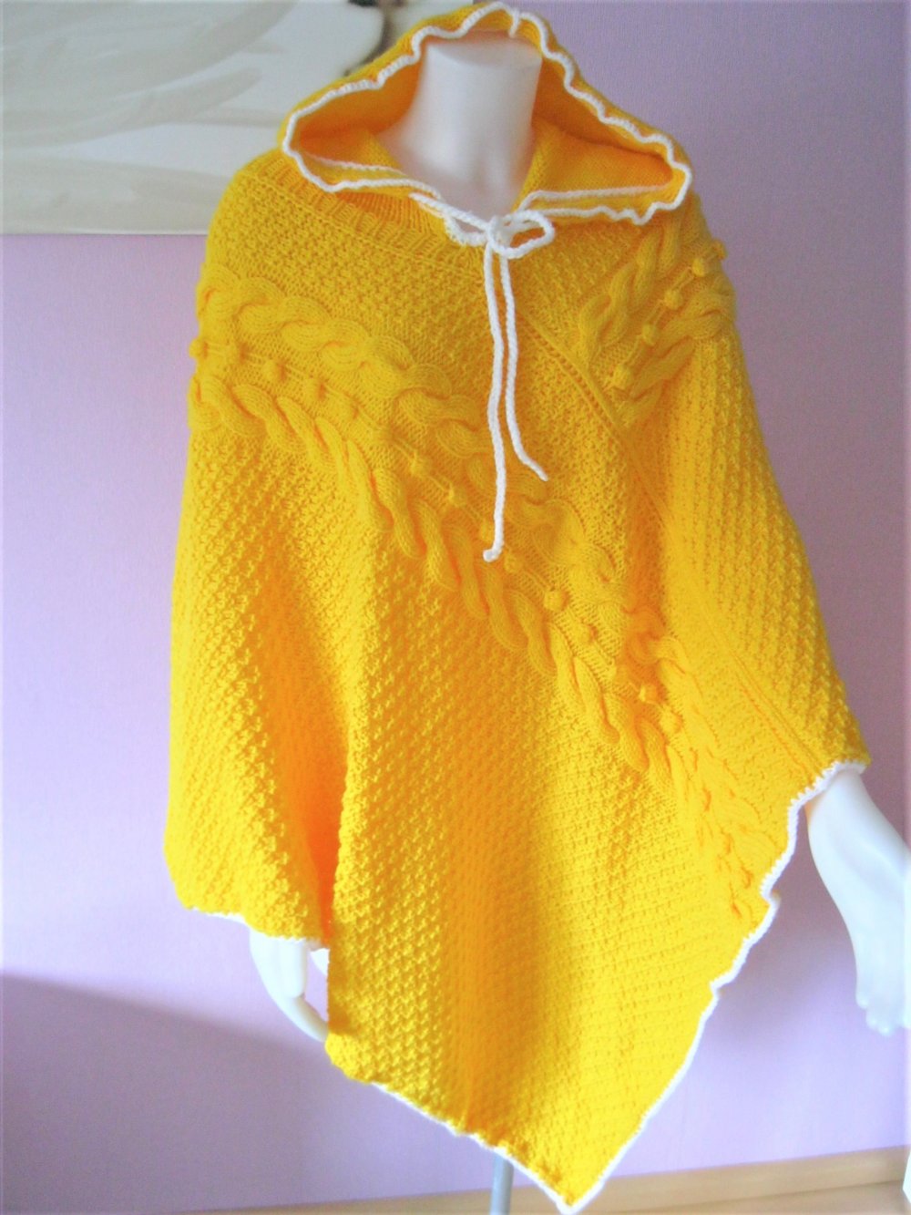 NEU Poncho Kapuze Handmade gestrickt Gelb Einheitsgröße