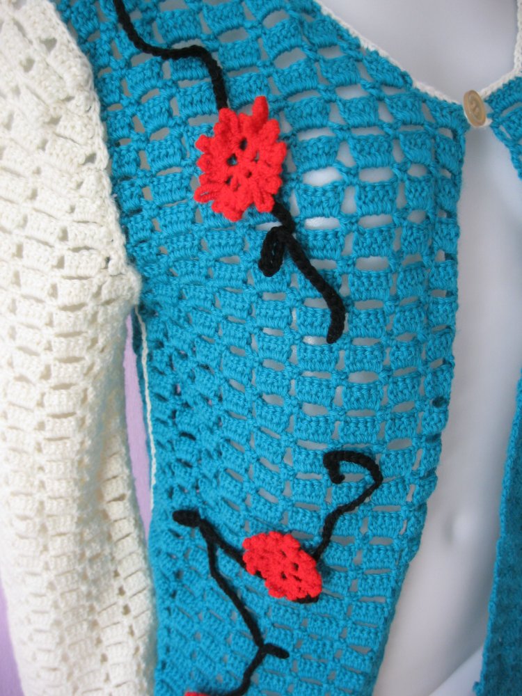 NEU Trachten/Strickjacke Schurwolle Handmade   Blumen  weiß/türkis  M/L