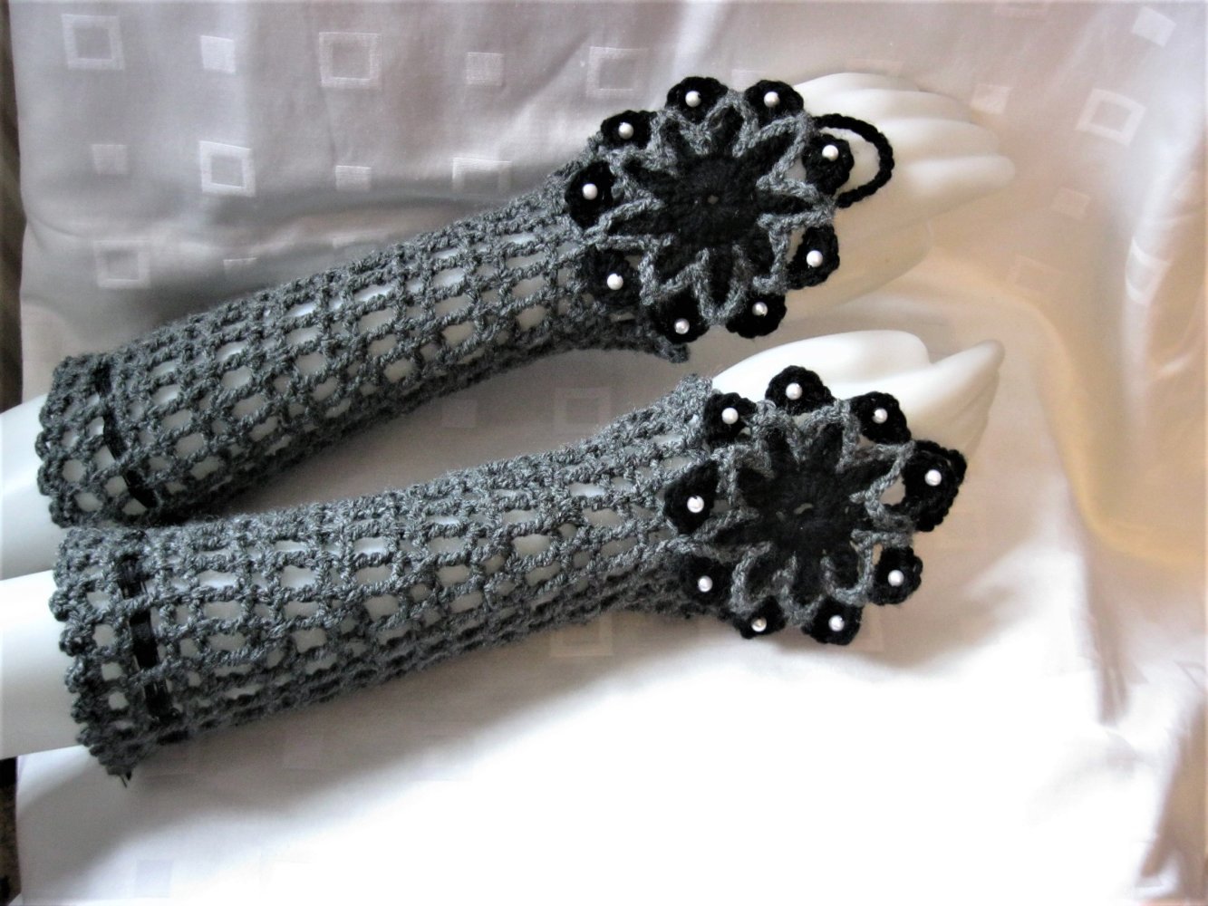 NEU Handstulpen mit Mittelfingerschlaufe Handmade gehäkelt Blume Schwarz/Grau
