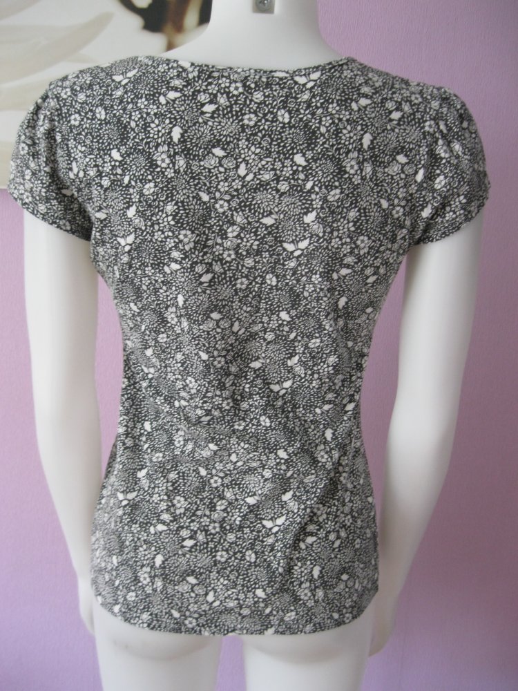 T-Shirt # Blutsschwester # Blumen-Muster # V-Ausschnitt # Schwarz/Weiß # S