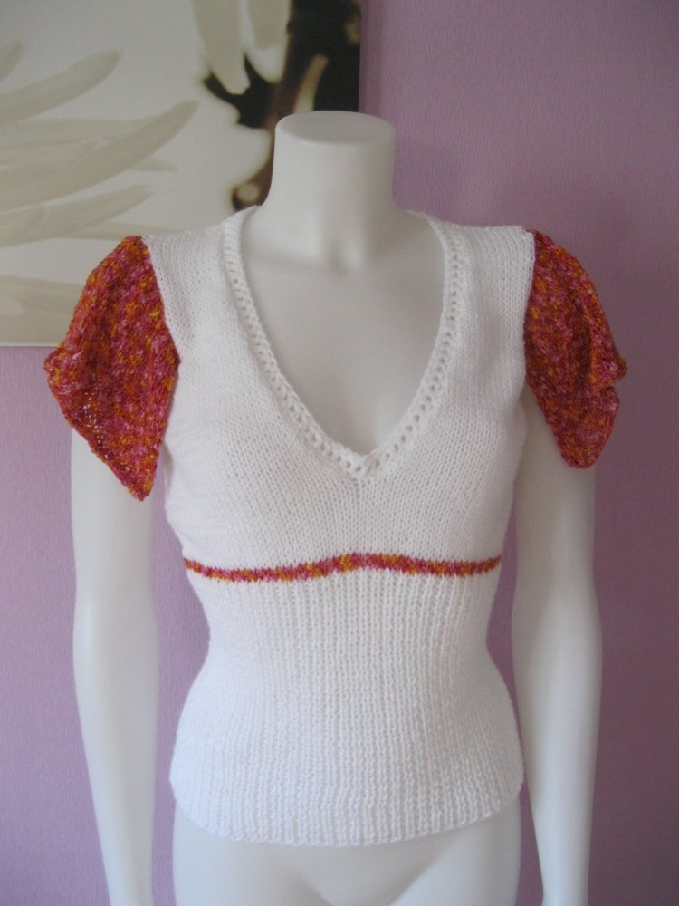 NEU Gestricktes Top Handmade Weiß/bunt Volants S-M