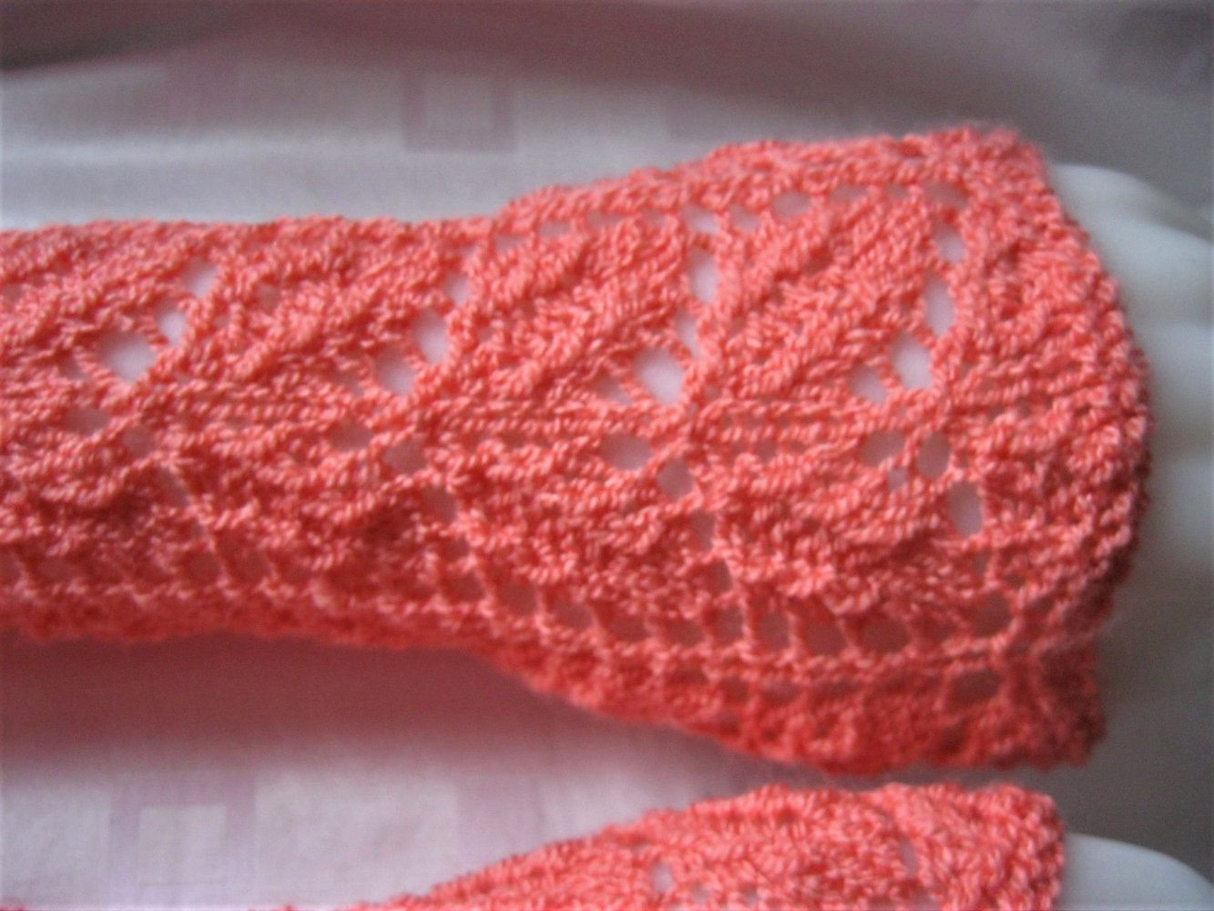 NEU Hand-Stulpen Pulswärmer Blattmuster Handmade Lachsfarben