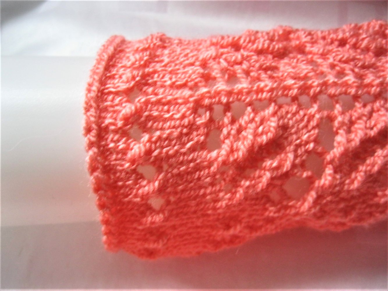 NEU Hand-Stulpen Pulswärmer Blattmuster Handmade Lachsfarben