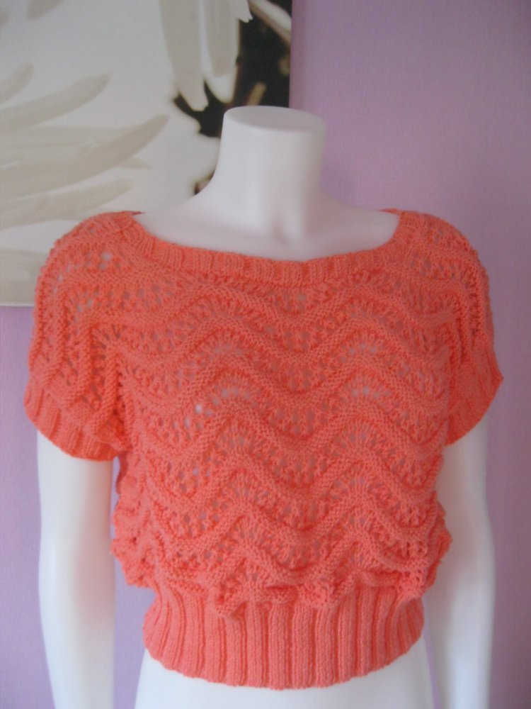 NEU Strickpullover Crop-Pulli Handmade Wellenmuster Lachsfarben Kurzärmlig S/M