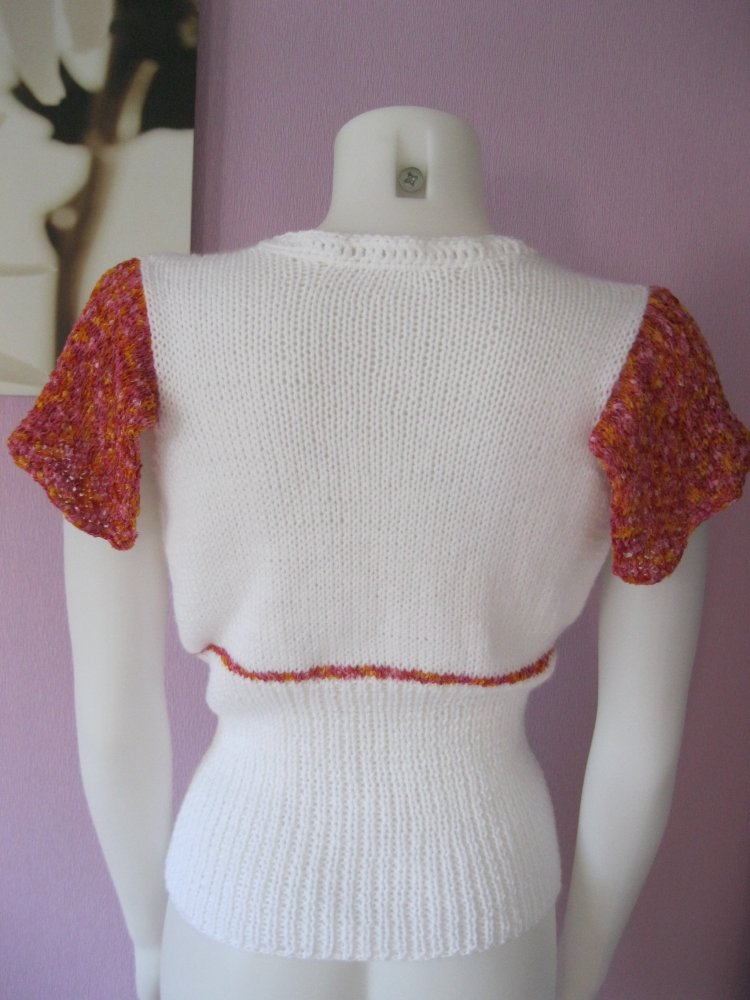 NEU Gestricktes Top Handmade Weiß/bunt Volants S-M