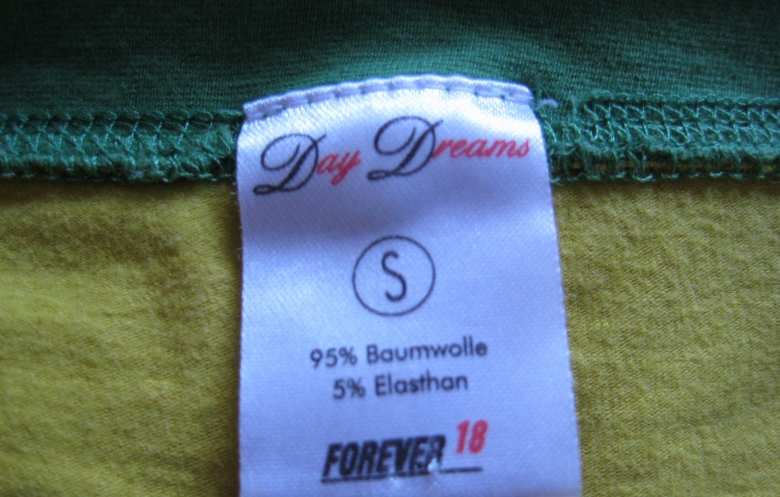 Shorts # forever 18 # Gr. S # grün gelb