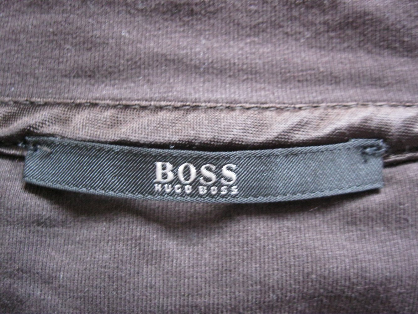 T-Shirt # Hugo Boss # V-Ausschnitt # Dunkelbraun # L