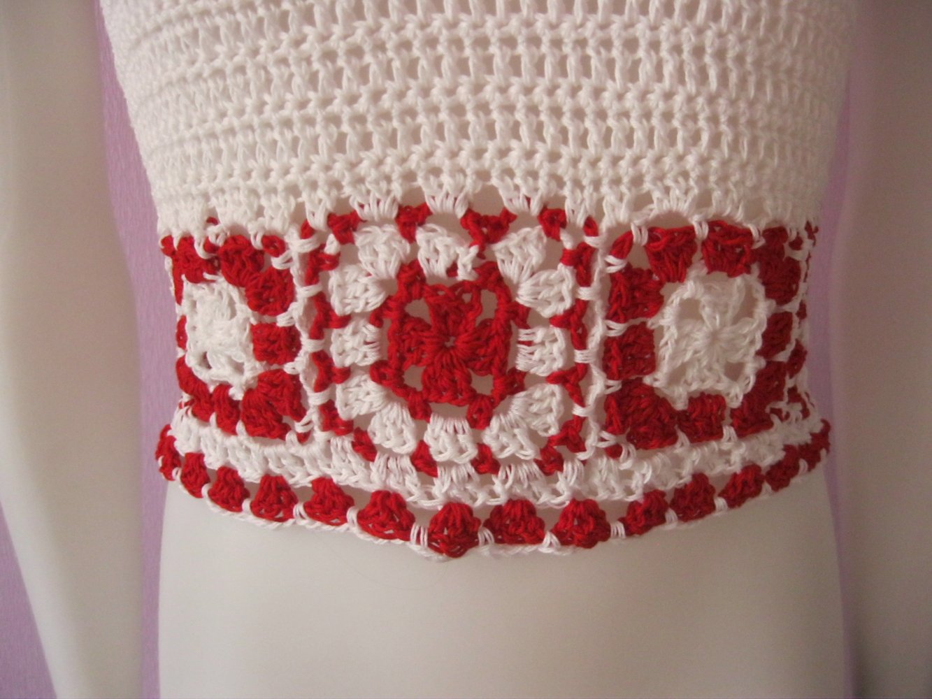 NEU Neckholder-Top Vintage Design Handmade gehäkelt Baumwolle Weiß / Rot S-M