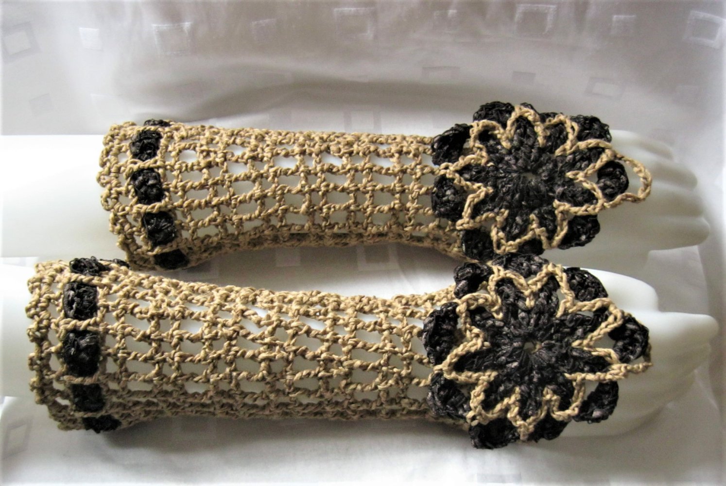 NEU gehäkelt Handstulpen mit Mittelfingerschlaufe Baumwolle Handmade Blume Hellbraun/Dunkelbraun