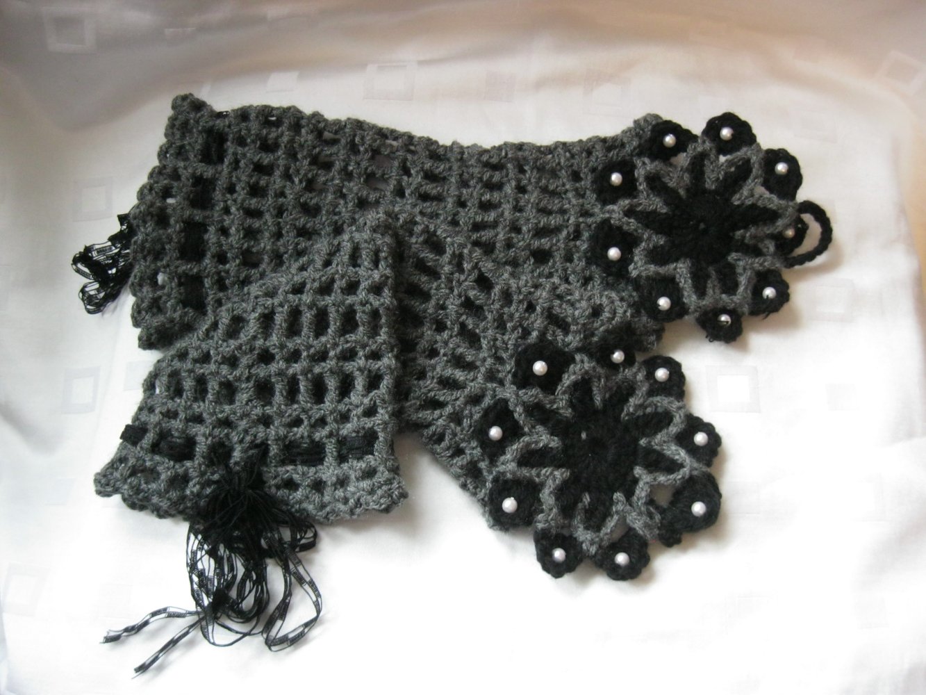 NEU Handstulpen mit Mittelfingerschlaufe Handmade gehäkelt Blume Schwarz/Grau