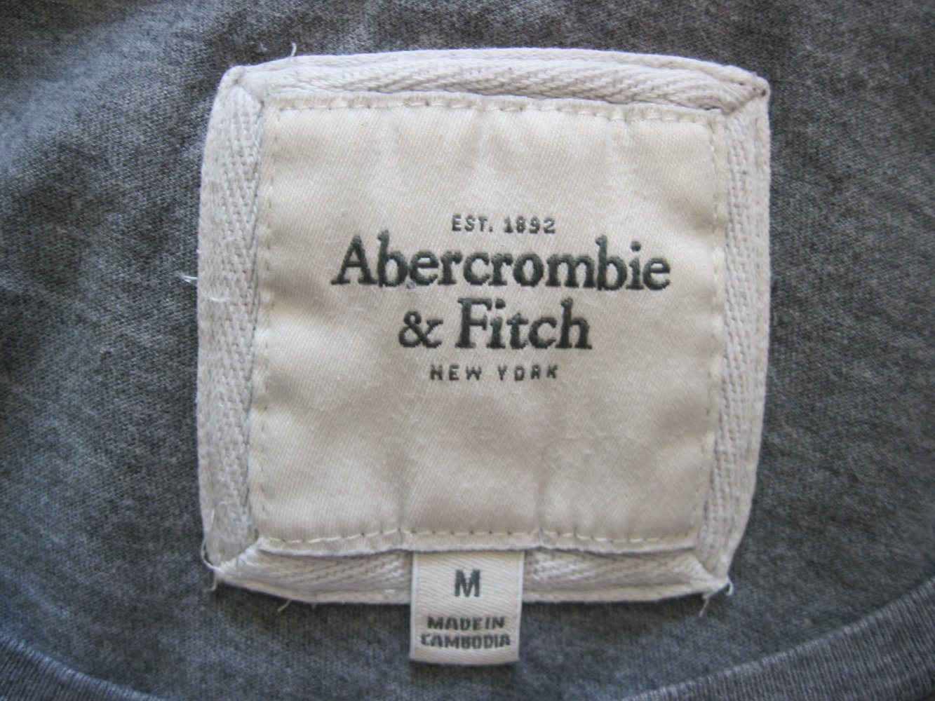 T-Shirt # Abercrombie & Fitch # Grau meliert #Front-Print # 100% Baumwolle # M