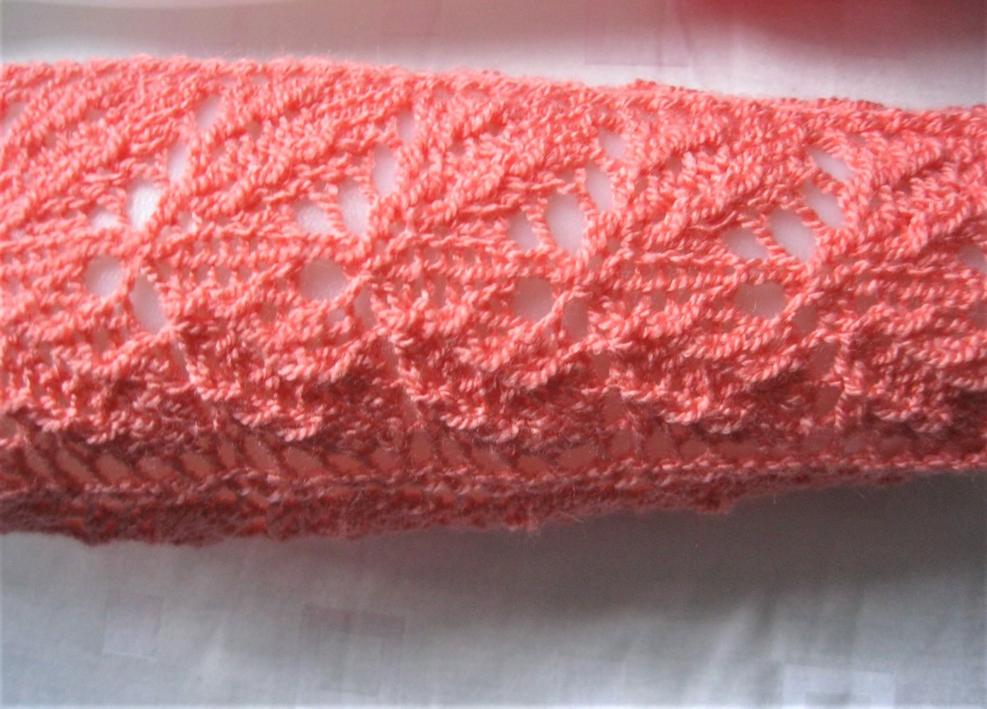 NEU Hand-Stulpen Pulswärmer Blattmuster Handmade Lachsfarben