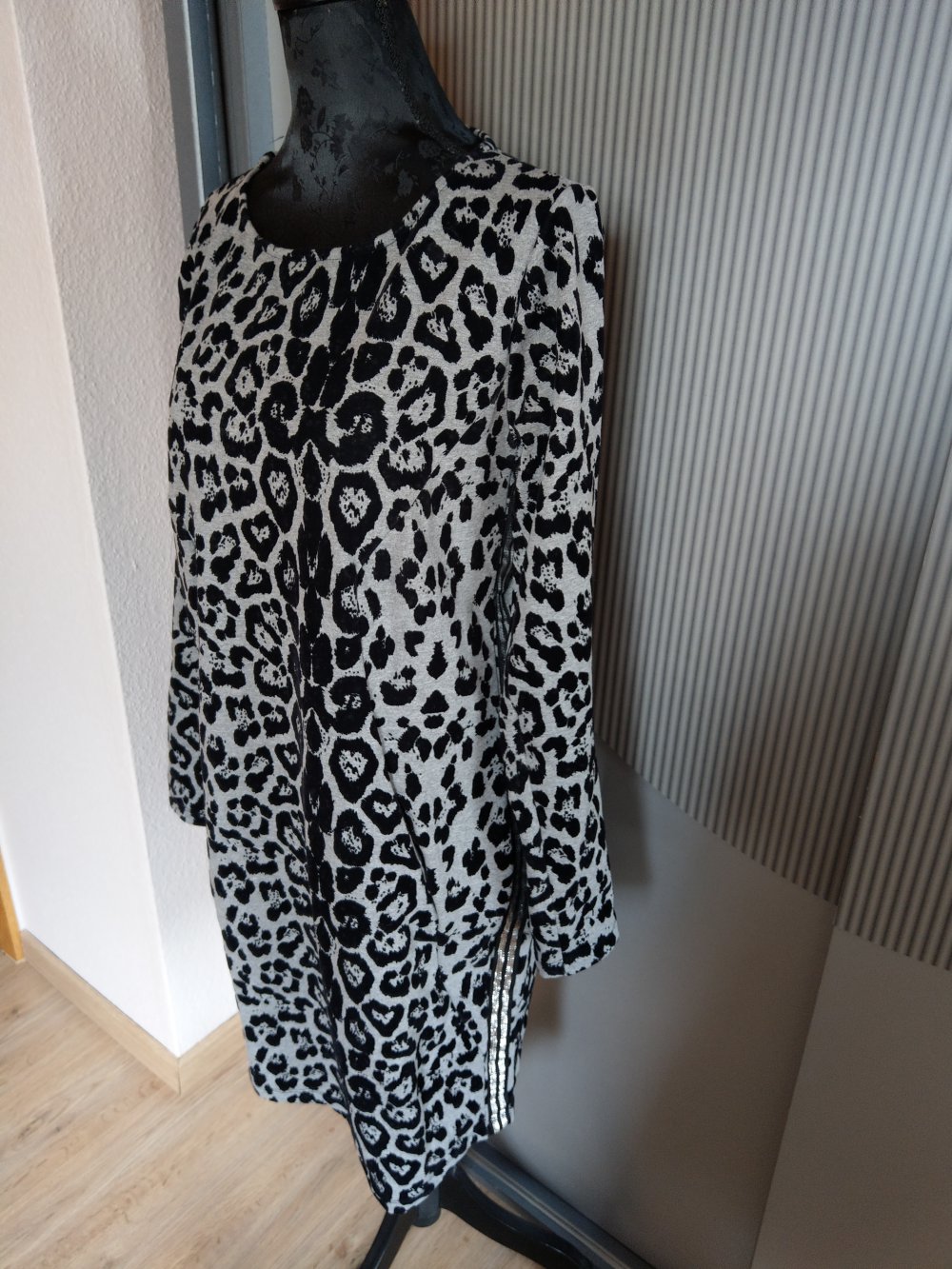 Kleid grau schwarz Tiger Muster getigert pink cherry