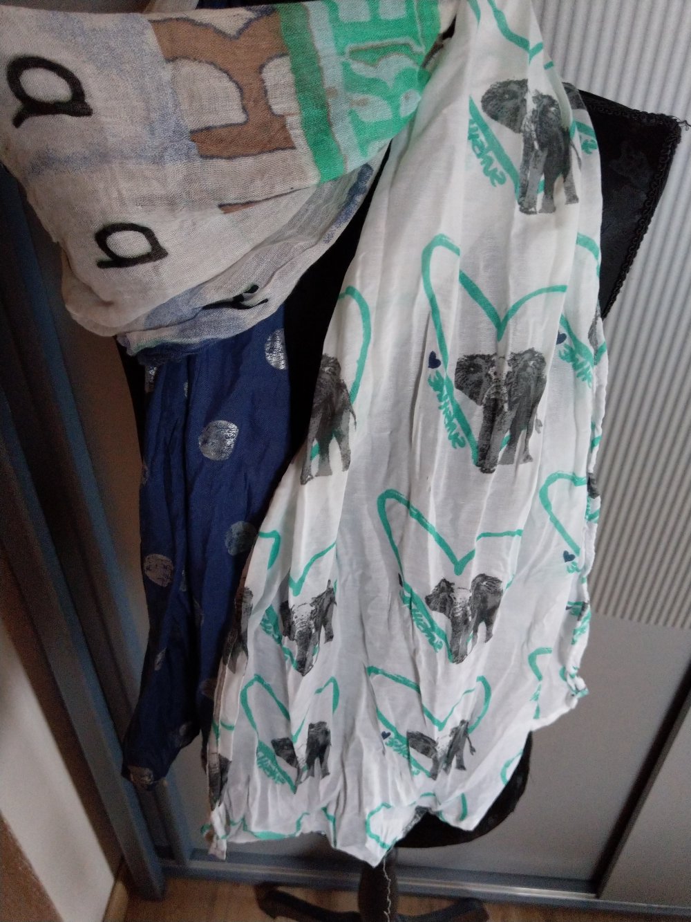 Tuch Schal blau weiß Steinchen 