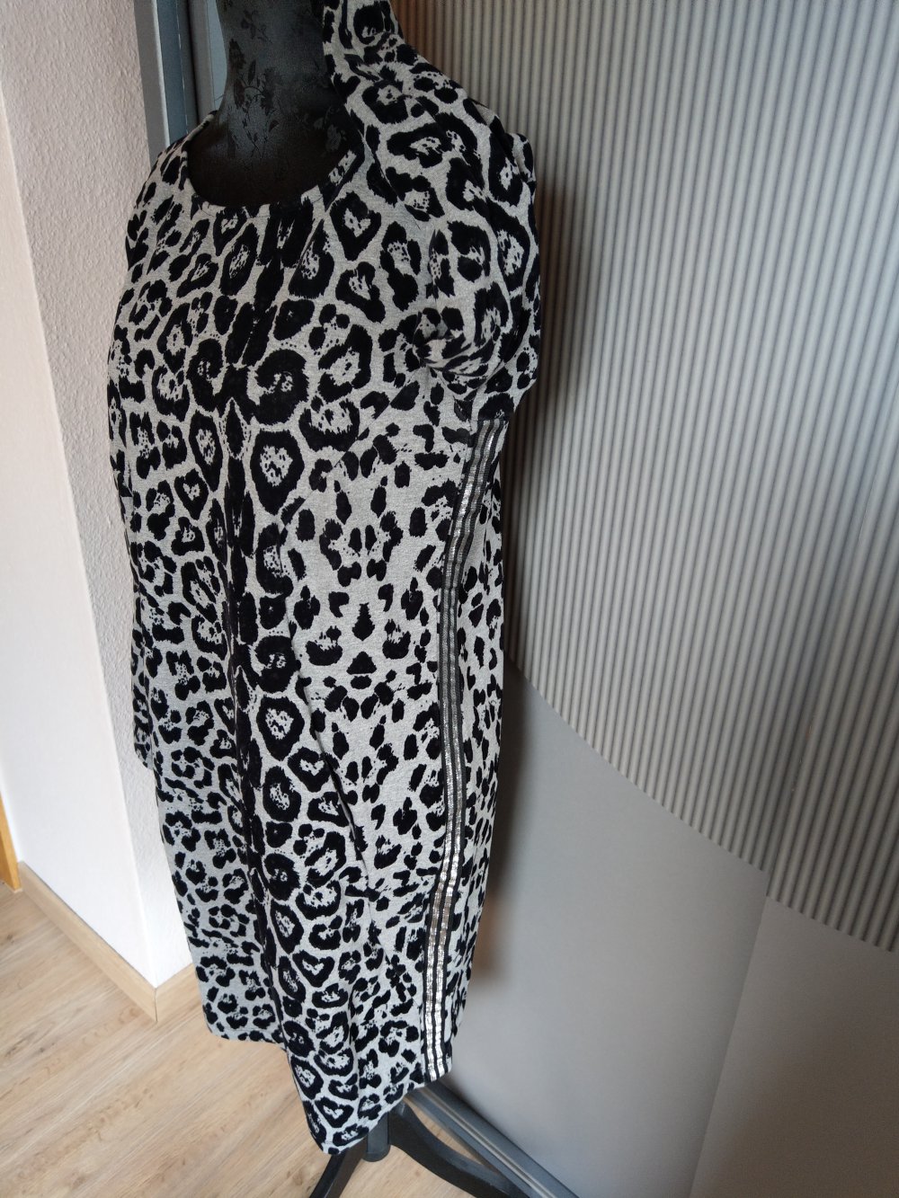 Kleid grau schwarz Tiger Muster getigert pink cherry