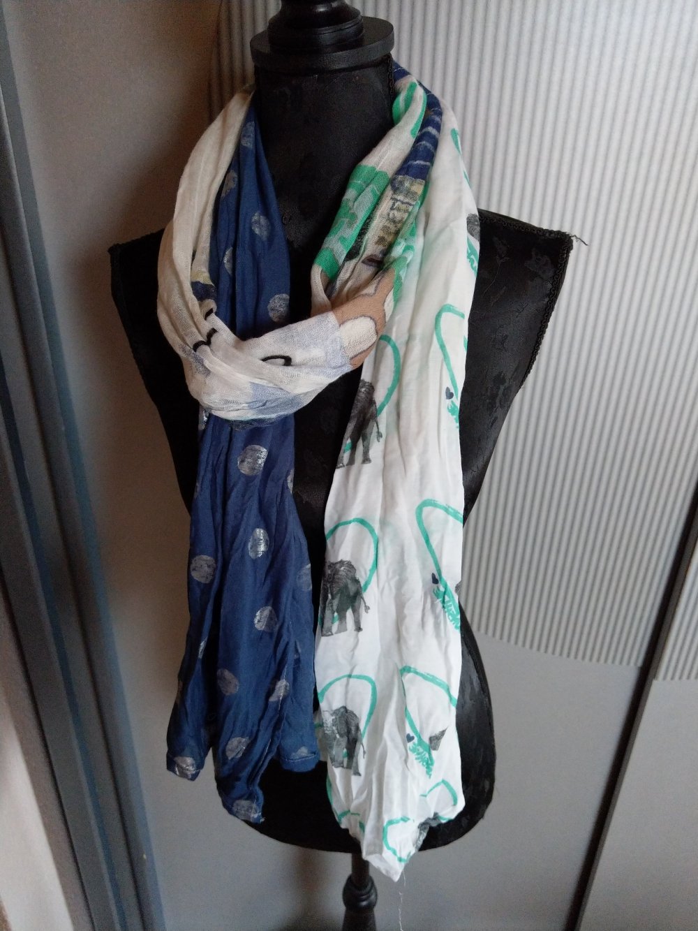 Tuch Schal blau weiß Steinchen 