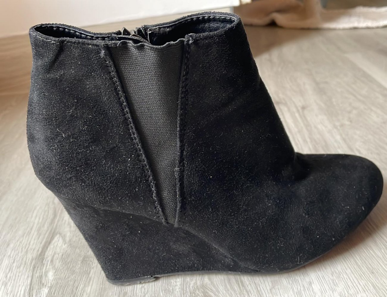 Hohe Damenschuhe schwarz Größe 39 