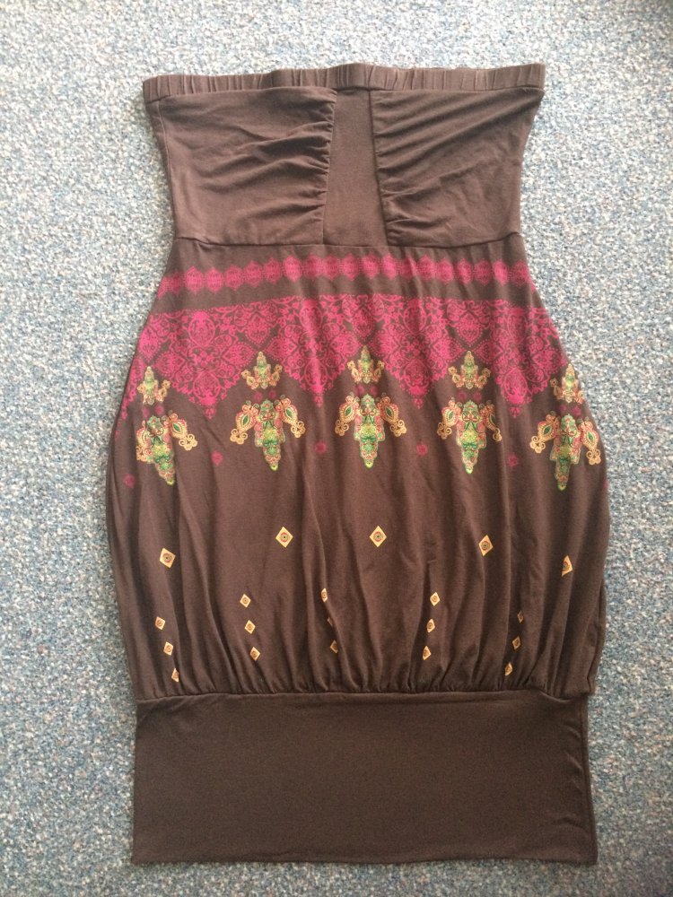 Braunes Ballonkleid mit bunten Verzierungen