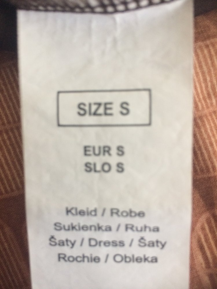 Braunes Ballonkleid mit bunten Verzierungen