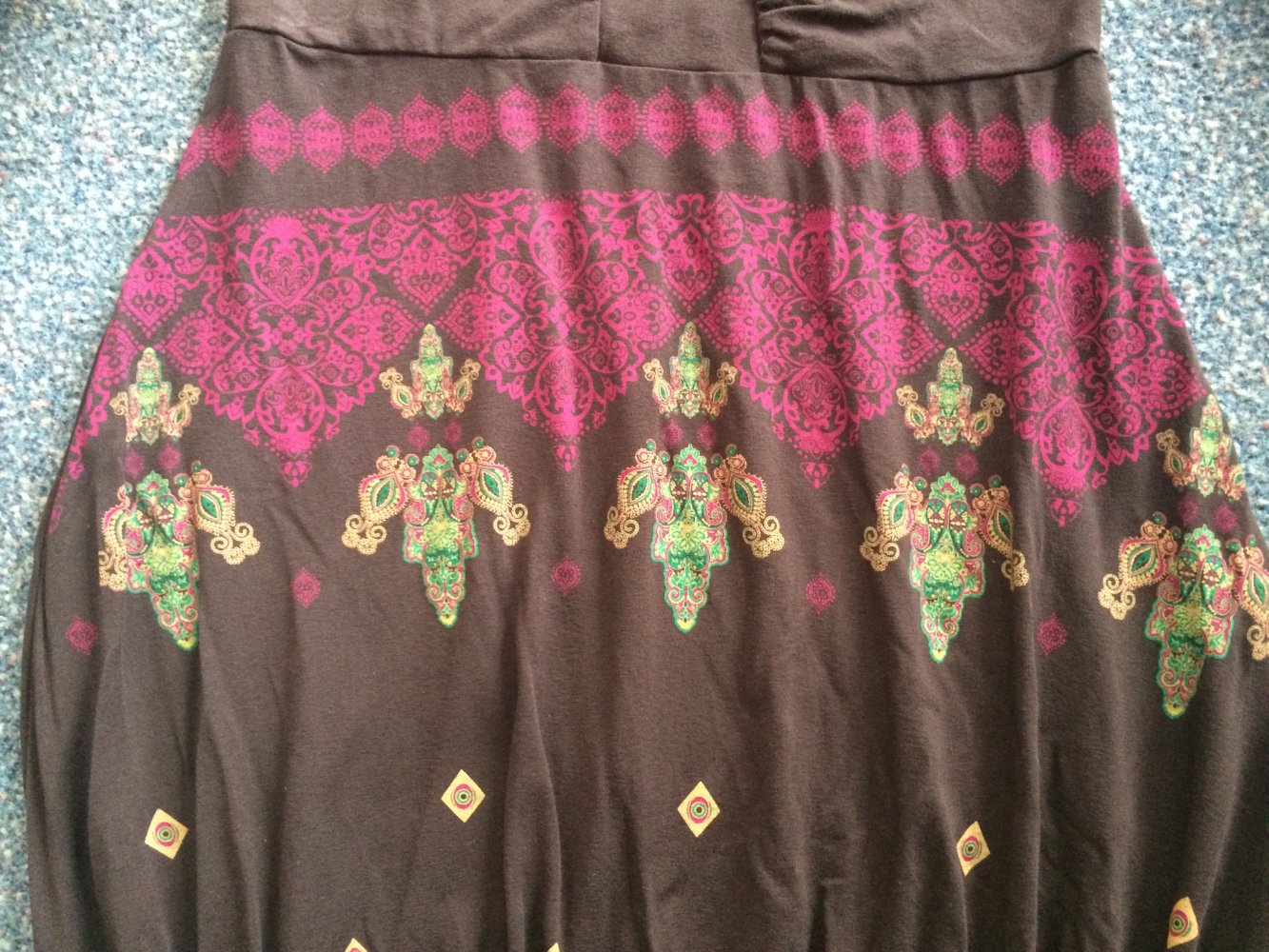 Braunes Ballonkleid mit bunten Verzierungen