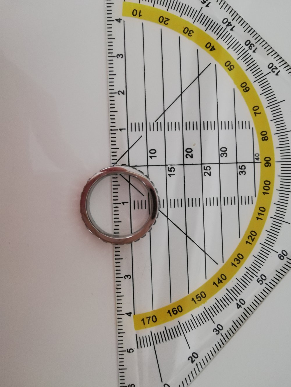 Silberner Ring mit Strasssteinen