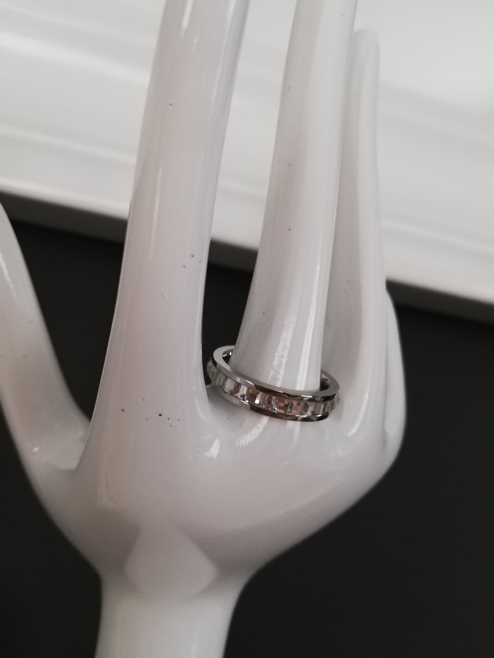 Silberner Ring mit Strasssteinen