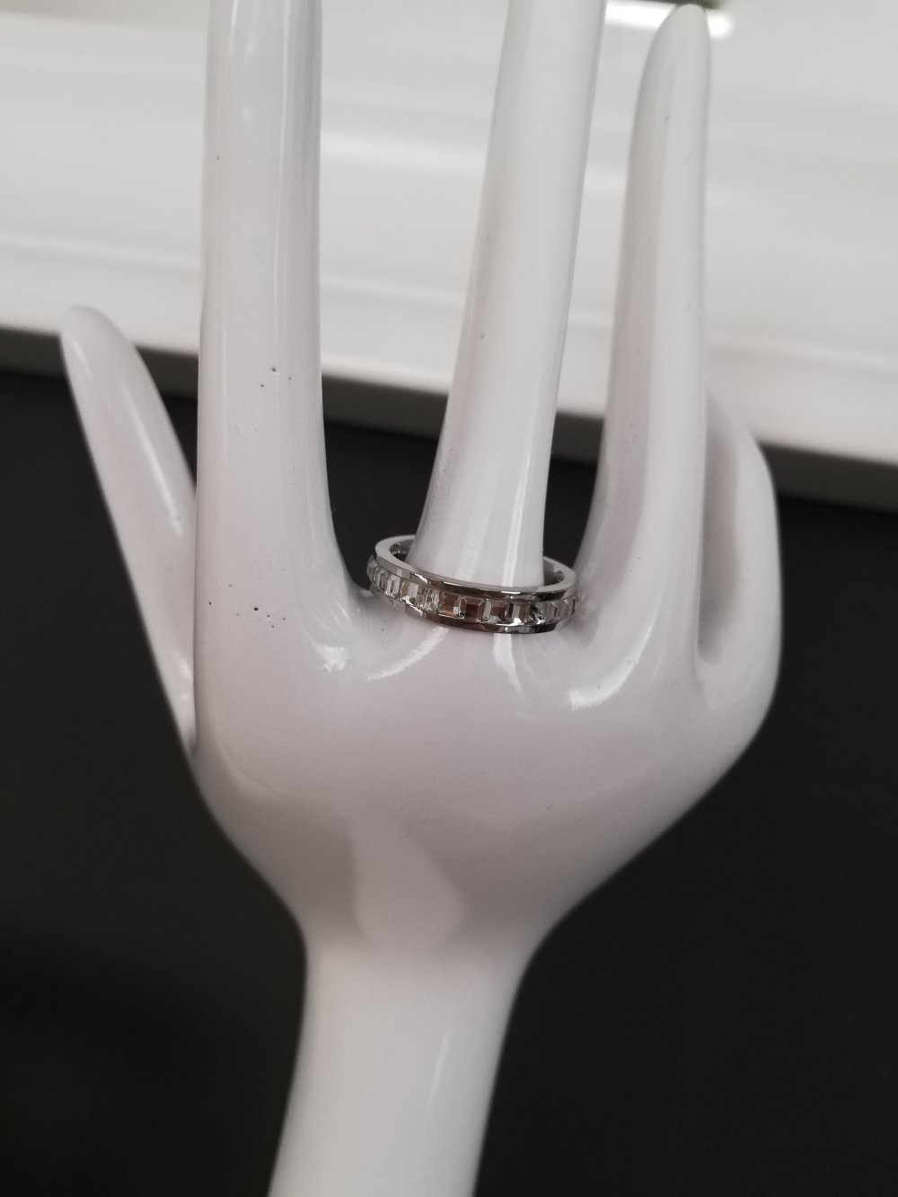 Silberner Ring mit Strasssteinen