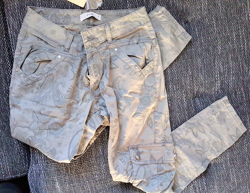 Tredy Hose khaki mit floralem Druck NEU