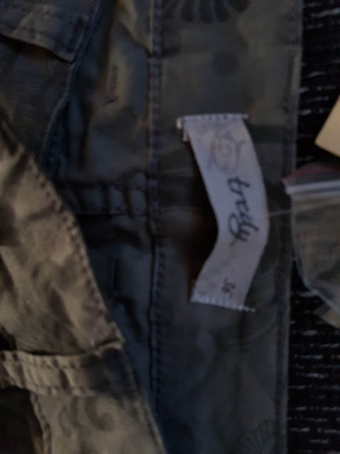 Tredy Hose khaki mit floralem Druck NEU