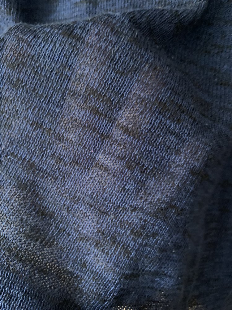 Schöner blauer dünner Pullover