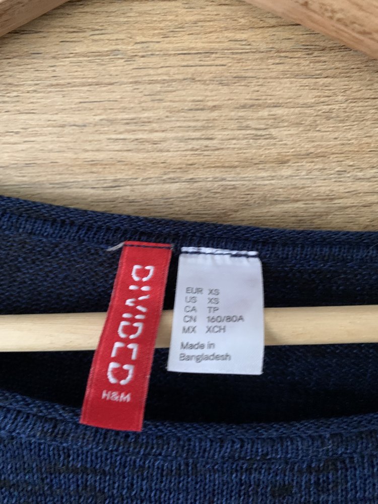 Schöner blauer dünner Pullover