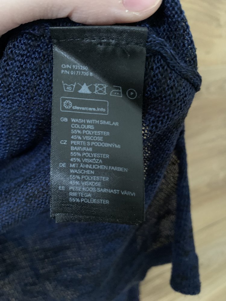 Schöner blauer dünner Pullover